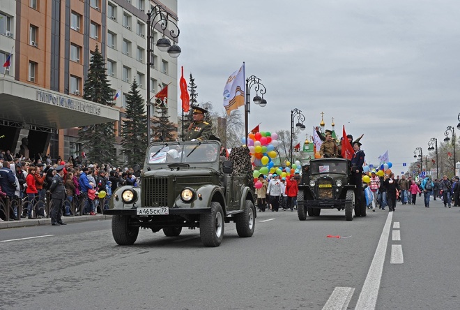 Парад Победы в Тюмени 9 мая 2018 г. В тюменском параде Победы участвовало большое количество  военной техники времён Великой Отечественной войны.  Это легендарная «Катюша», автомобили «Победа», ГАЗ-67 и другие.