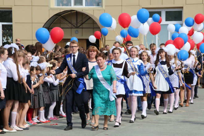 • Ученики 11 «Б» первой городской со своим классным руководителем Любовью Коноваловой.