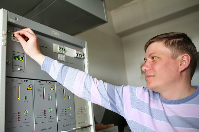 Значимый момент: начальник линейно-технического цеха по Аромашевскому району С.А. Горяйнов отключает старую аналоговую станцию.