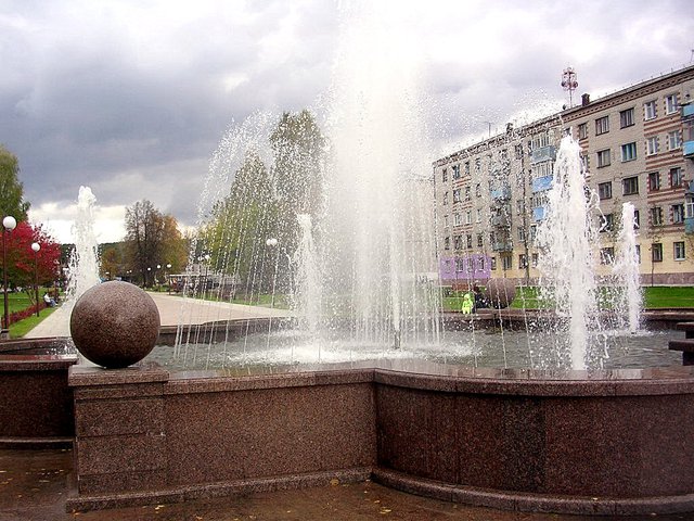 Тюмень заводоуковск. Фонтан Заводоуковск. Заводоуковск Центральная площадь. Парк Машиностроителей Заводоуковск. Город Заводоуковск Центральная площадь.